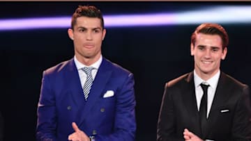 Cristiano Ronaldo (L) and Atletico Madrid and France's forward Antoine Griezmann . / AFP / Fabrice COFFRINI (Photo credit should read FABRICE COFFRINI/AFP via Getty Images)