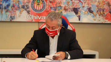 Víctor Manuel Vucetich firma contrato por dos años con las Chivas del Guadalajara.