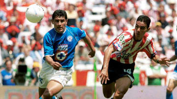 Norberto Ángeles pelea un balón en un partido entre Cruz Azul y las Chivas del Guadalajara.
