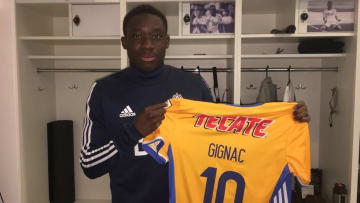 Alphonso Davies posa con la camiseta de André Pierre Gignac.