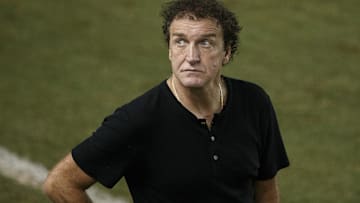 Cuca volta ao comando do Atlético, apesar de protestos da torcida devido à condenação por violência sexual.