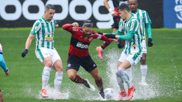 Com poça d’água determinante, Flamengo perde para o Juventude no Campeonato Brasileiro. 