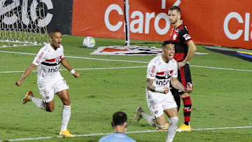 Luciano foi o artilheiro da noite com dois gols