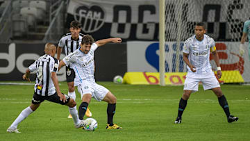 Na disputa entre grandes técnicos, Tricolor gaúcho conta com um elenco mais equilibrado.