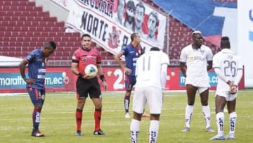 Los jugadores junto al colegiado guardando el minuto de silencio