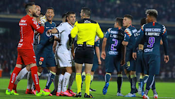 Conato de bronca en un partido entre América y Pumas UNAM. Conato de bronca en un partido entre América y Pumas UNAM.