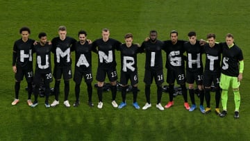 Die DFB-Elf mit einem Zeichen für Menschenrechte