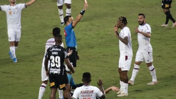 Jogo teve penalidade a favor do Corinthians e expulsão direta de Abel Hernández