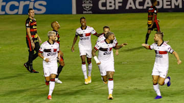 Em noite inspirada, o Flamengo não tomou conhecido do Sport, e na Ilha do Retiro, pelo Campeonato Brasileiro.  