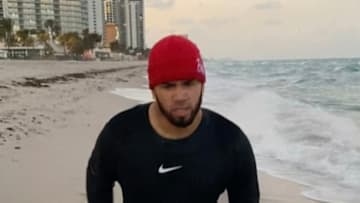 Anuel AA recibe críticas por entrenar en la playa en medio del Coronavirus