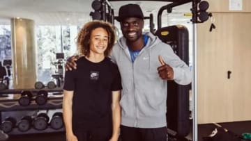 Jonathan Mengeli junto a Xavi Simmons en un entrenamiento