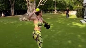 JLo jugando béisbol durante la cuarentena