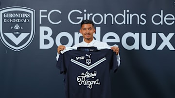 Logan Delaurier-Chaubet lors de la signature de son contrat professionnel. 