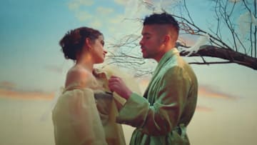 El videoclip La Noche de Anoche se estrenó el 14 de febrero de 2021