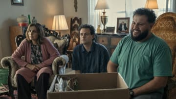 MO. (L to R) Farah Bsieso as Yusra, Omar Elba as Sameer, Mo Amer as Mo in episode 105 of MO. Cr. Rebecca Brenneman/Netflix © 2022