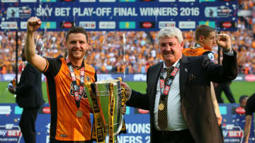 LONDON, ENGLAND - MAY 28: Father and son Alex Bruce and Steve Bruce, manager of Hull City celebrate with the trophy after the Sky Bet Championship Play Off Final match between Hull City and Sheffield Wednesday at Wembley Stadium on May 28, 2016 in London, England. (Photo by Alex Livesey/Getty Images)