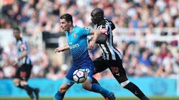 NEWCASTLE UPON TYNE, ENGLAND - APRIL 15: Granit Xhaka of Arsenal and Mohamed Diame of Newcastle United battle for possession during the Premier League match between Newcastle United and Arsenal at St. James Park on April 15, 2018 in Newcastle upon Tyne, England. (Photo by Alex Livesey/Getty Images)