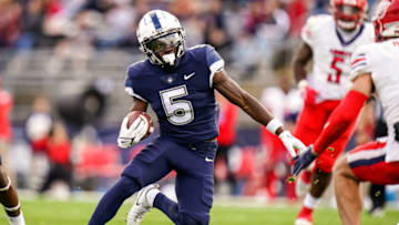 Connecticut Huskies wide receiver Aaron Turner runs ball against Liberty Flames. USA Today.