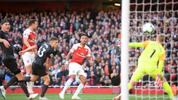 LONDON, ENGLAND - SEPTEMBER 23: Pierre- Emerick Aubameyang of Arsenal scores the second goal past Jordan Pickford of Everton during the Premier League match between Arsenal FC and Everton FC at Emirates Stadium on September 23, 2018 in London, United Kingdom. (Photo by Laurence Griffiths/Getty Images)