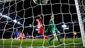 LONDON, ENGLAND - DECEMBER 05: Saul Niguez of Atletico Madrid celebrates after scoring his sides first goal as Thibaut Courtois of Chelsea reacts during the UEFA Champions League group C match between Chelsea FC and Atletico Madrid at Stamford Bridge on December 5, 2017 in London, United Kingdom. (Photo by Clive Rose/Getty Images)