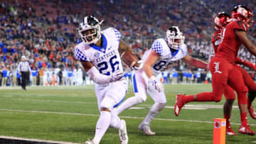 LOUISVILLE, KY - NOVEMBER 24: Benny Snell Jr #26 of the Kentucky Wildcats runs for a touchdown against the Louisville Cardinals on November 24, 2018 in Louisville, Kentucky. (Photo by Andy Lyons/Getty Images)