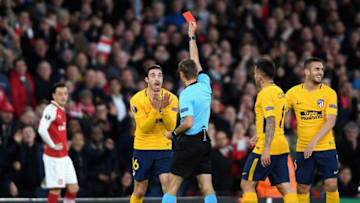 LONDON, ENGLAND - APRIL 26: Sime Vrsaljko of Atletico Madrid is shown a red card during the UEFA Europa League Semi Final leg one match between Arsenal FC and Atletico Madrid at Emirates Stadium on April 26, 2018 in London, United Kingdom. (Photo by Mike Hewitt/Getty Images)
