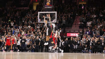 Dec 2, 2016; San Antonio, TX, USA; San Antonio Spurs small forward Kawhi Leonard (2) shoots the ball over Washington Wizards small forward Otto Porter Jr. (22) during the second half at AT&T Center. Mandatory Credit: Soobum Im-USA TODAY Sports