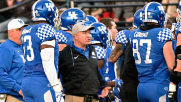 NASHVILLE, TN - NOVEMBER 11: Head coach Mark Stoops of the Kentucky Wildcats coaches during a time out in the first half of a game against the Vanderbilt Commodores at Vanderbilt Stadium on November 11, 2017 in Nashville, Tennessee. (Photo by Frederick Breedon/Getty Images)