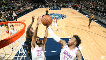 MINNEAPOLIS, MN - DECEMBER 28: Robert Covington #33 of the Minnesota Timberwolves controls the ball. Copyright 2018 NBAE (Photo by David Sherman/NBAE via Getty Images)