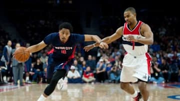Feb 22, 2015; Auburn Hills, MI, USA; Detroit Pistons guard Spencer Dinwiddie (8) drives to the basket against Washington Wizards guard Ramon Sessions (7) during the game at The Palace of Auburn Hills. Mandatory Credit: Tim Fuller-USA TODAY Sports
