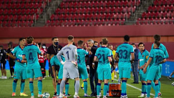 Barcelona's Spanish coach Quique Setien (C) speaks with his players during the Spanish League football match between RCD Mallorca and FC Barcelona at the Visit Mallorca stadium (Son Moix stadium) in Palma de Mallorca on June 13, 2020. (Photo by JAIME REINA / AFP) (Photo by JAIME REINA/AFP via Getty Images)