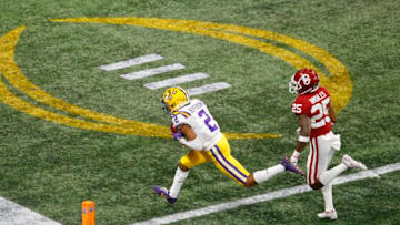ATLANTA, GEORGIA - DECEMBER 28: Wide receiver Justin Jefferson #2 of the LSU Tigers catches a pass for a touchdown in the second quarter over safety Justin Broiles #25 of the Oklahoma Sooners during the Chick-fil-A Peach Bowl at Mercedes-Benz Stadium on December 28, 2019 in Atlanta, Georgia. (Photo by Mike Zarrilli/Getty Images)