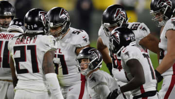 Matt Ryan #2 of the Atlanta Falcons huddles with Todd Gurley #21 and teammates (Photo by Quinn Harris/Getty Images)