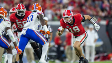 JACKSONVILLE, FLORIDA - OCTOBER 29: Brock Bowers #19 of the Georgia Bulldogs runs a route during the second half of a game against the Florida Gators at TIAA Bank Field on October 29, 2022 in Jacksonville, Florida. (Photo by James Gilbert/Getty Images)