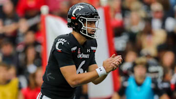 Cincinnati Bearcats quarterback Ben Bryant snaps ball against the Navy Midshipmen at Nippert Stadium. USA Today.