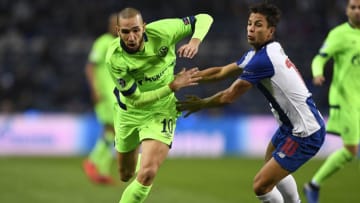 PORTO, PORTUGAL - NOVEMBER 28: Nabil Bentaleb of FC Schalke 04 is challenged by Oliver Torres of FC Porto during the UEFA Champions League Group D match between FC Porto and FC Schalke 04 at Estadio do Dragao on November 28, 2018 in Porto, Portugal. (Photo by Octavio Passos/Getty Images)