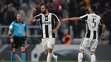 TURIN, ITALY - MAY 06: Gonzalo Higuain (L) of Juventus FC celebrates the goal during the Serie A match between Juventus FC and FC Torino at Juventus Stadium on May 6, 2017 in Turin, Italy. (Photo by Valerio Pennicino/Getty Images)