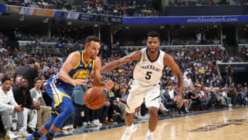 MEMPHIS, TN - OCTOBER 21: Stephen Curry #30 of the Golden State Warriors handles the ball against the Memphis Grizzlies on October 21, 2017 at FedExForum in Memphis, Tennessee. NOTE TO USER: User expressly acknowledges and agrees that, by downloading and or using this photograph, User is consenting to the terms and conditions of the Getty Images License Agreement. Mandatory Copyright Notice: Copyright 2017 NBAE (Photo by Joe Murphy/NBAE via Getty Images)