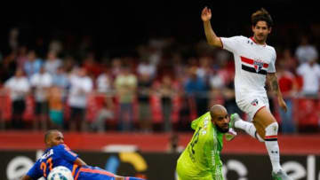 SAO PAULO, BRAZIL - OCTOBER 31: Alexandre Pato of Sao Paulo in action during the match between Sao Paulo and Sport Recife for the Brazilian Series A 2015 at Morumbi stadium on October 31, 2015 in Sao Paulo, Brazil. (Photo by Alexandre Schneider/Getty Images)
