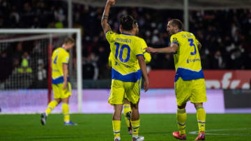 SALERNO, ITALY - NOVEMBER 30: Paulo Dybala of Juventus celebrates with team mates after scoring a goal to make it 0-1 during the Serie A match between US Salernitana v Juventus at Stadio Arechi on November 30, 2021 in Salerno, Italy. (Photo by Ivan Romano/Getty Images)
