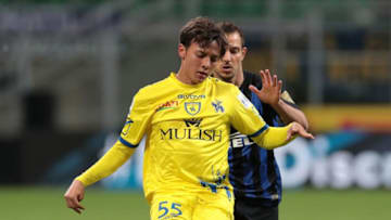 MILAN, ITALY - MAY 13: Emanuel Vignato of Chievo Verona is challenged by Cedric Soares of FC Internazionale during the Serie A match between FC Internazionale and Chievo at Stadio Giuseppe Meazza on May 13, 2019 in Milan, Italy. (Photo by Emilio Andreoli/Getty Images)