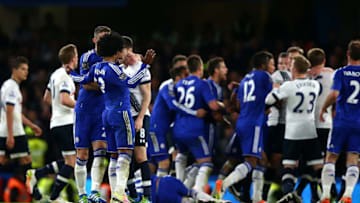 LONDON, ENGLAND - MAY 02: Gary Cahill of Chelsea steps in to separate the warring Ryan Mason of Tottenham Hotspur and Willian of Chelsea during the Barclays Premier League match between Chelsea and Tottenham Hotspur at Stamford Bridge on May 02, 2016 in London, England. (Photo by Ian Walton/Getty Images)