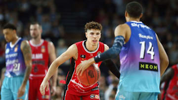 AUCKLAND, NEW ZEALAND - NOVEMBER 30: LaMelo Ball of the Hawks sizes up on RJ Hampton of the Breakers during the round 9 NBL match between the New Zealand Breakers and the Illawarra Hawks at Spark Arena on November 30, 2019 in Auckland, New Zealand. (Photo by Anthony Au-Yeung/Getty Images)