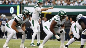 EAST RUTHERFORD, NEW JERSEY - OCTOBER 13: Sam Darnold #14 of the New York Jets makes a call against the Dallas Cowboys during the first quarter at MetLife Stadium on October 13, 2019 in East Rutherford, New Jersey. (Photo by Michael Owens/Getty Images)