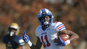 Auburn footballHutchinson Blue Dragons receiver Malik Benson (11) scores on the opening play of the game in the KJCCC semifinals against the Independence Pirates Sunday, Nov 14, 2021 in Independence. The Blue Dragons beat the Pirates 42-0.HUT 1116 hutch bd 1