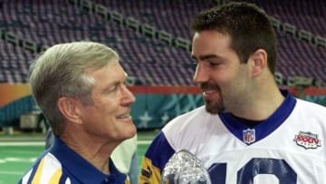 St. Louis Rams head coach Dick Vermeil (L) poses for photogpraher holding the 1999 Staples NFL Coach of the Year award with his quarterback Kurt Warner (R) after media day 25 January, 2000 at the Georgia Dome the site of Super Bowl XXXIV in Atlanta. The Rams will take on the Tennessee Titans in the Super Bowl on 30 January, 2000. (ELECTRONIC IMAGE) AFP PHOTO/JEFF HAYNES (Photo by JEFF HAYNES / AFP) (Photo credit should read JEFF HAYNES/AFP via Getty Images)