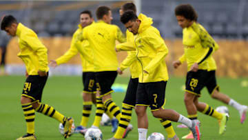 DORTMUND, GERMANY - JUNE 17: Jadon Sancho of Dortmund (2-R) and his team mates warm up prior to during the Bundesliga match between Borussia Dortmund and 1. FSV Mainz 05 at Signal Iduna Park on June 17, 2020 in Dortmund, Germany. (Photo by Friedemann Vogel/Pool via Getty Images)