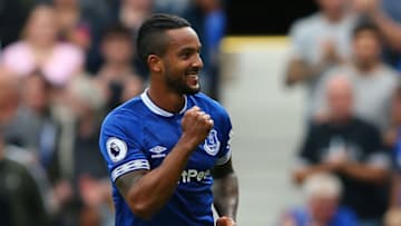 LIVERPOOL, ENGLAND - AUGUST 18: Theo Walcott of Everton celebrates scoring his team's first goal during the Premier League match between Everton FC and Southampton FC at Goodison Park on August 18, 2018 in Liverpool, United Kingdom. (Photo by Alex Livesey/Getty Images)