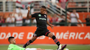 SAO PAULO, BRAZIL - DECEMBER 11: David Neres of Sao Paulo fights for the ball with Walter Guimaraes of Santa Cruz during the match between Sao Paulo and Santa Cruz for the Brazilian Series A 2016 at Pacaembu Stadium on December 11, 2016 in Sao Paulo, Brazil. (Photo by Friedemann Vogel/Getty Images)