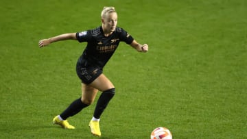 READING, ENGLAND - OCTOBER 16: Beth Mead of Arsenal runs with the ball during the FA Women's Super League match between Reading and Arsenal at Select Car Leasing Stadium on October 16, 2022 in Reading, England. (Photo by Warren Little/Getty Images)